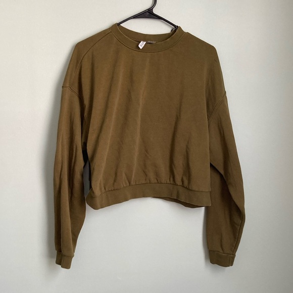 H&M Divided camo green crew cropped sweater. A1 - Picture 1 of 7